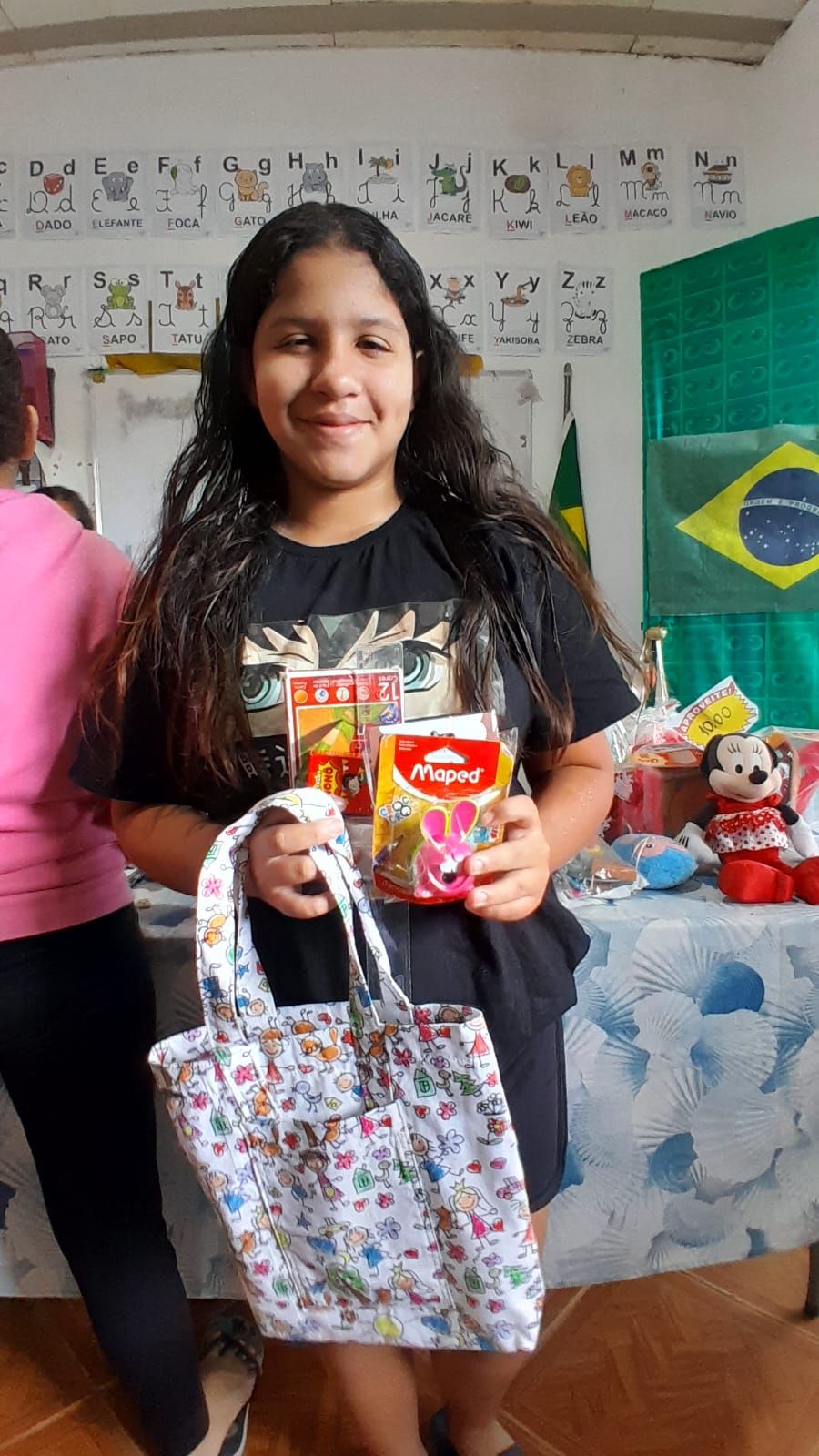Criança do Instituto Reescrever em atividade de alfabetização